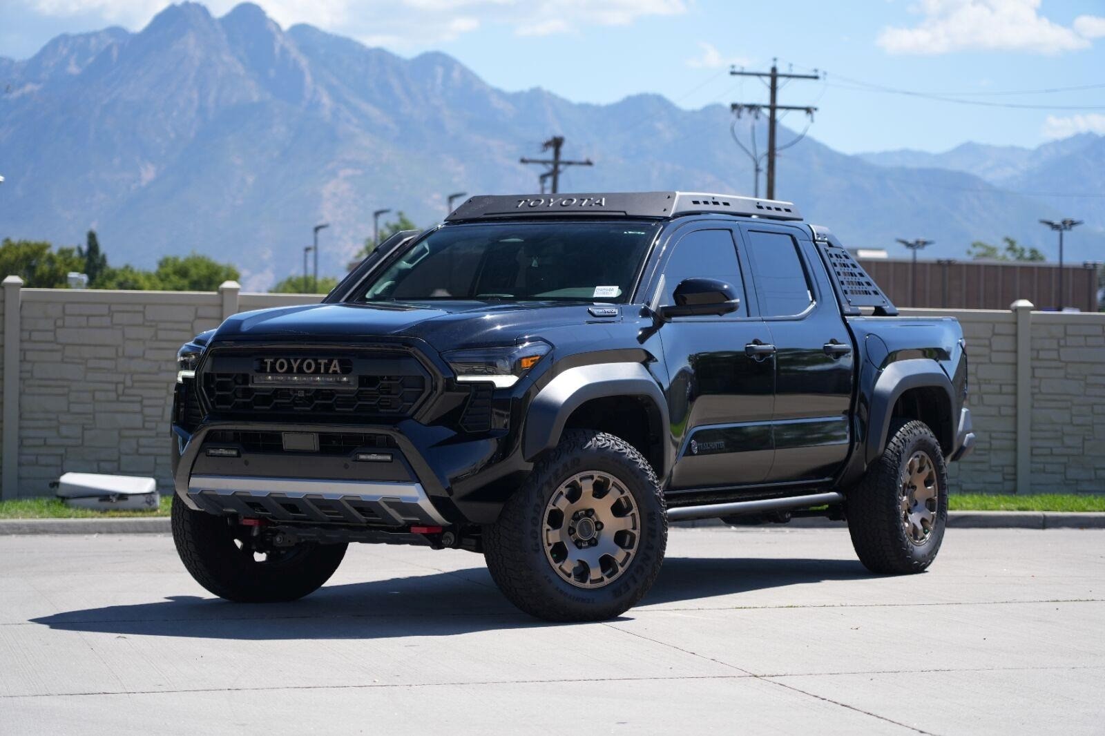 TOYOTA TACOMA TRAILHUNTER HYBRID – Schwarz – Frontansicht schräg links